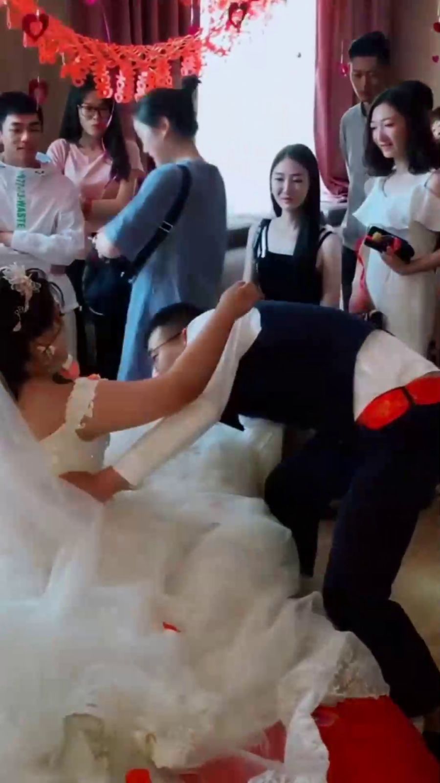 小巷深处的独特婚礼宝藏，最新新娘视频大放送