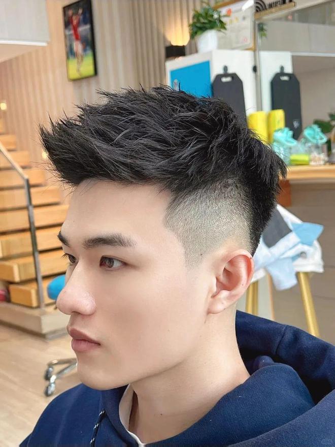 最新潮流男头型探索，自然美景之旅与内心平和的追求