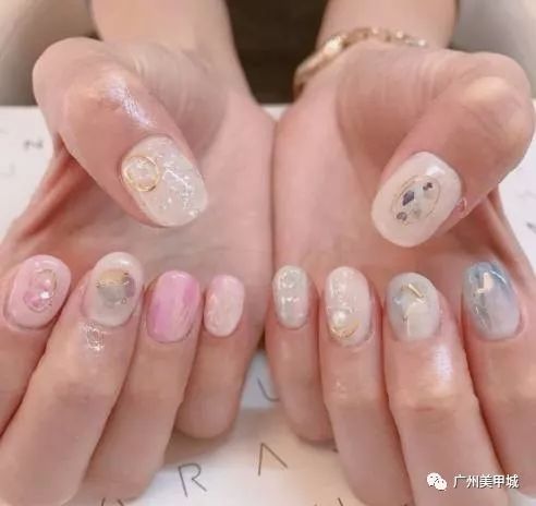 最新美甲秋冬流行趋势，色彩之爱，陪伴之暖