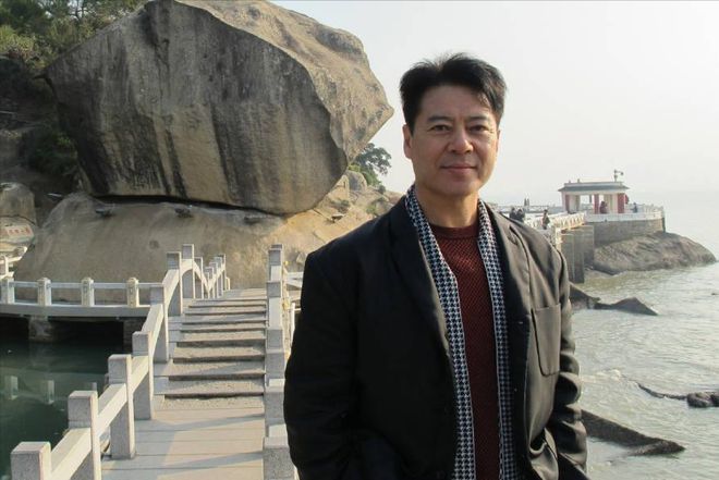 演员颜世魁，银幕与生活的自信与力量之旅