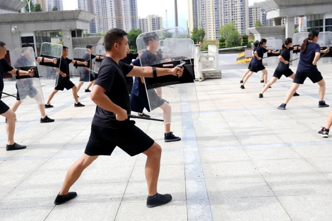 警棍术新篇与小巷深处的特色小店探秘之旅